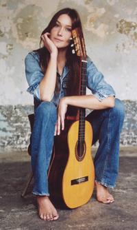 Cliquez ici pour mieux connaître la chanteuse.